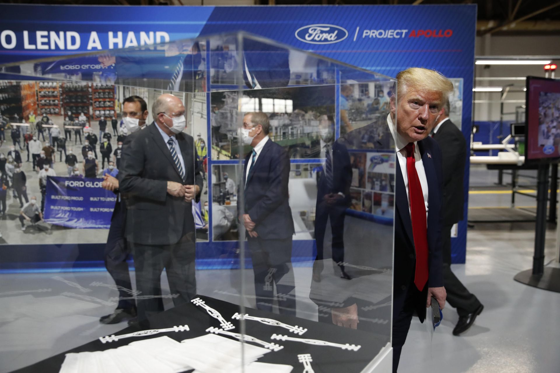 anh an tuong tuan 18 245 chuyen ve chiec khau trang cua ong trump le tot nghiep co don va robot virus corona