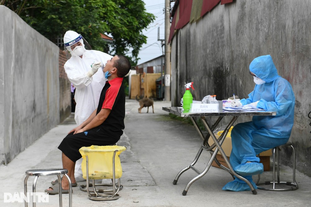 Lấy mẫu xét nghiệm Covid-19 tại Hà Nội. (Nguồn: Dân trí)