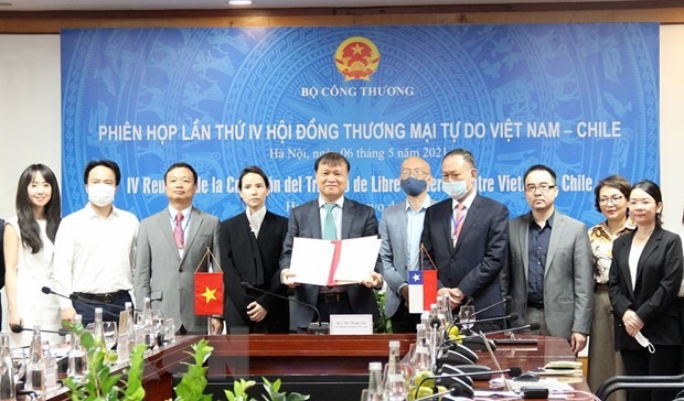 Thứ trưởng Bộ Công Thương Đỗ Thắng Hải ký kết Biên bản phiên họp tại đầu cầu Hà Nội. (Ảnh: Trần Việt/TTXVN)