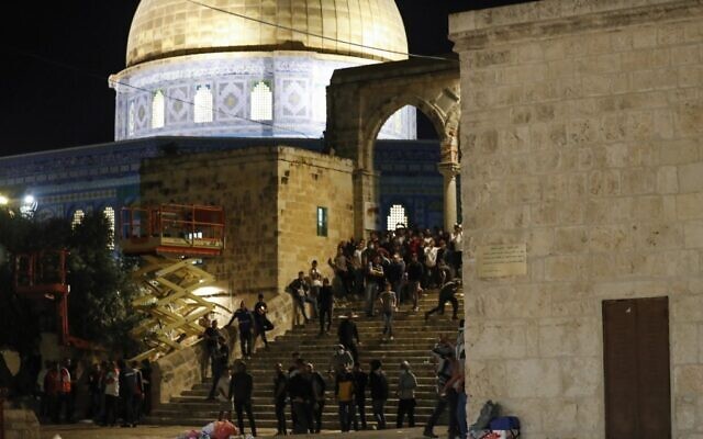 Đụng độ giữa người biểu tình Palestine và lực lượng an ninh Israel tại đền thờ Temple Mount ở Jerusalem, ngày 7/5. (Nguồn: AFP)