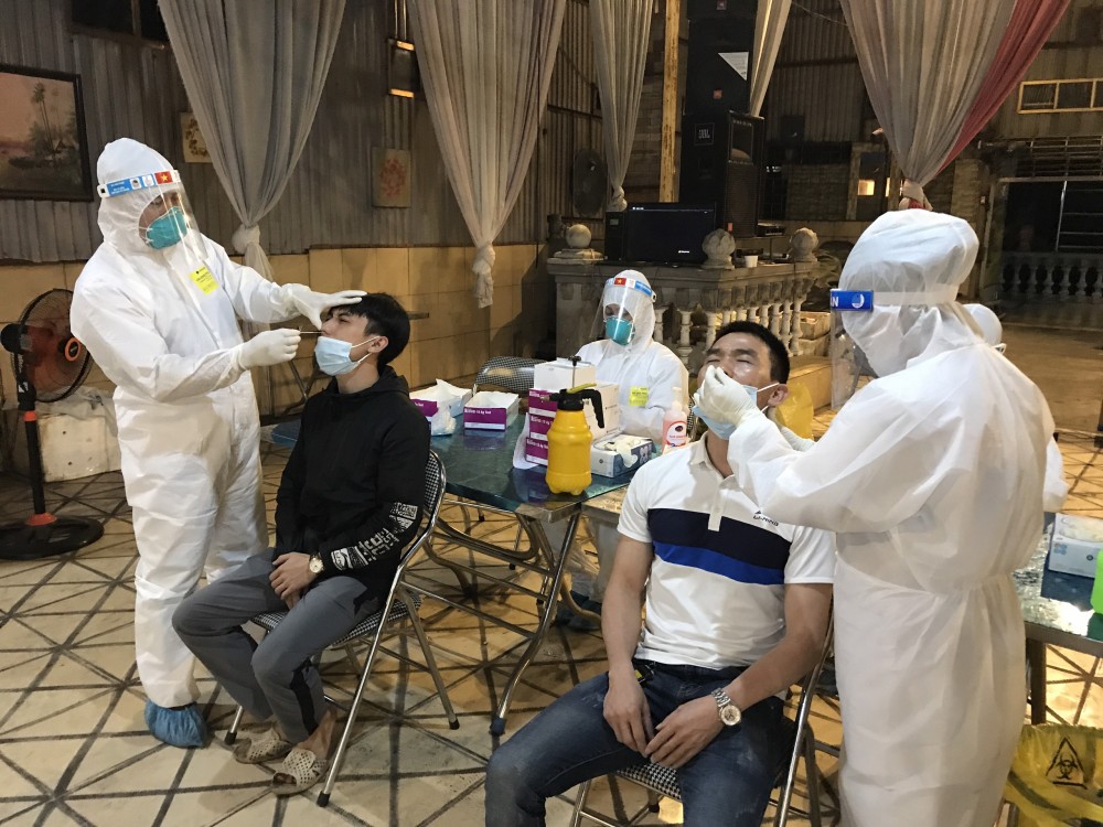 Lấy mẫu xét nghiệm Covid-19 tại Bắc Ninh. (Nguồn: SKĐS)