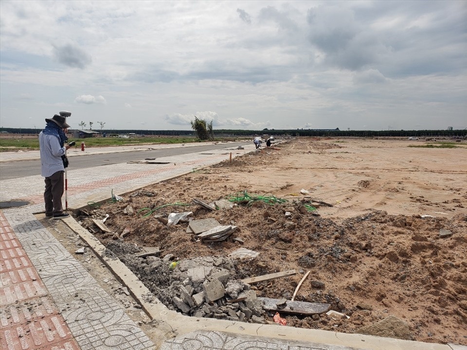 Cắm mốc đất để kịp bàn giao cho người dân xây dựng nhà ở tại Khu tái định cư Lộc An - Bình Sơn. Ảnh: Hà Anh Chiến