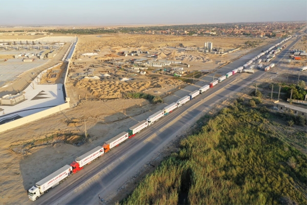 130 xe hàng cứu trợ của Ai Cập gửi tới Gaza. (Nguồn: ahram)