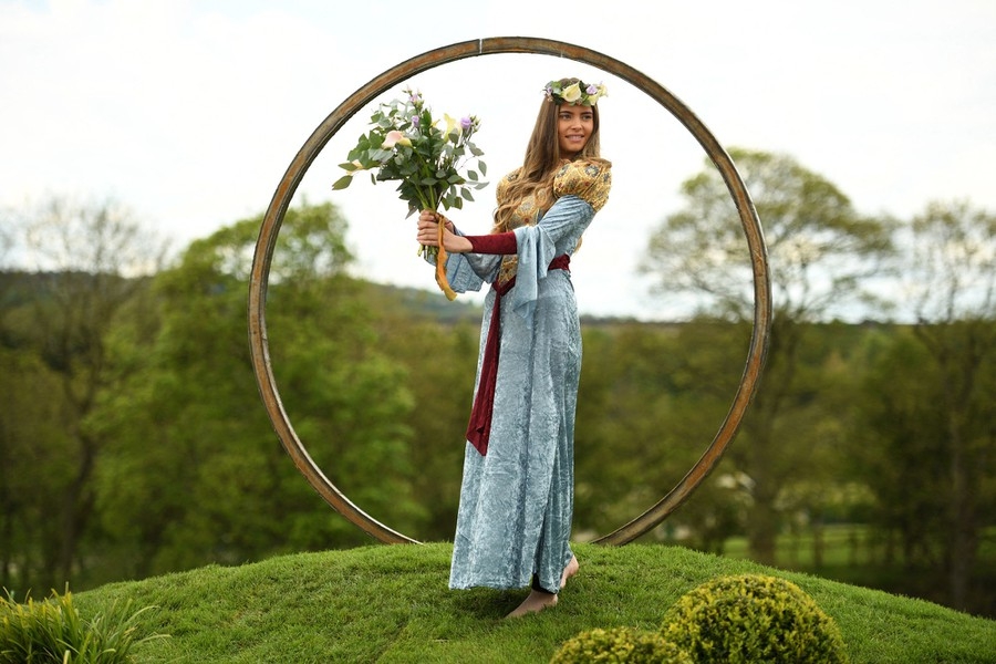 Người mẫu Freya Lee, hóa trang thành Lady of Shalott (Cô tiên vùng Shalott), tạo dáng trong khu vườn trưng bày Escape Your Mind trong chiến dịch quảng bá cho triển lãm hoa Harrogate Spring Flower Show tại Great Yorkshire Showground ở Harrogate, Anh, ngày 