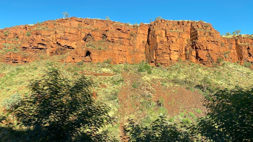 Những vách đá đỏ giàu quặng sắt ở vùng Pilbara, Australia. (Nguồn: ABC News)