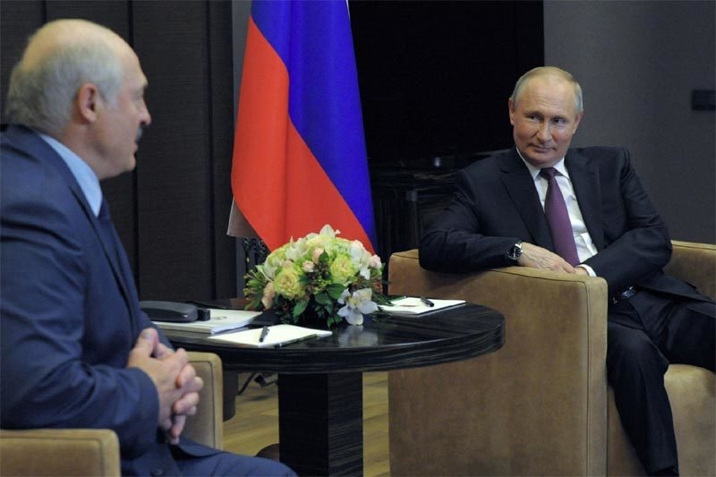 Tổng thống Nga Putin (bên phải) và Tổng thống Belarus Lukashenko trong cuộc gặp ngày 28/5 tại Sochi. (Nguồn: Reuters) Tổng thống Nga Putin (bên phải) và Tổng thống Belarus Lukashenko trong cuộc gặp ngày 28/5 tại Sochi. (Nguồn: Reuters)