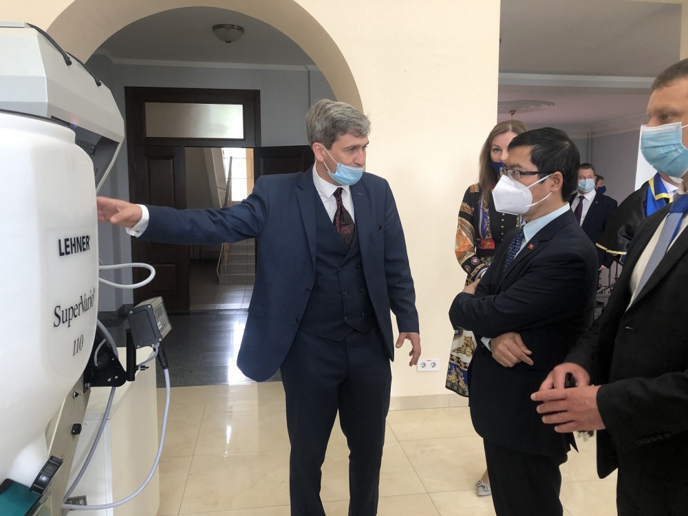 Đại sứ Việt Nam tại Ukraine thăm Học viện NUBIP