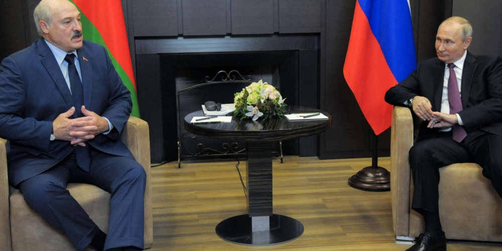 Tổng thống Nga Vladimir Putin (bên phải) mỉm cười trong cuộc gặp với người đồng cấp Belarus Alexander Lukashenko tại Sochi, Nga. Cuộc gặp diễn ra trong bối cảnh thế giới đang phản đối mạnh mẽ vụ Belarus buộc máy bay chở khách của hãng hàng không Ryanair (Ireland) hạ cánh khẩn cấp xuống sân bay ở Minsk để kiểm tra an ninh hôm 23/5. (Nguồn: Sputnik)