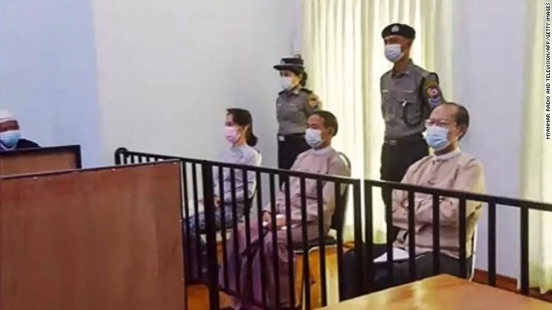 Nhà lãnh đạo dân sự bị giam giữ Aung San Suu Kyi (người ngồi, đầu tiên từ trái sang) tại tòa án Myanmar ngày 24/5. Đây là lần đầu tiên bà Aung San Suu Kyi xuất hiện kể từ khi bị quân đội bắt giữ trong cuộc chính biến ngày 1/2. Reuters dẫn lời luật sư Thae