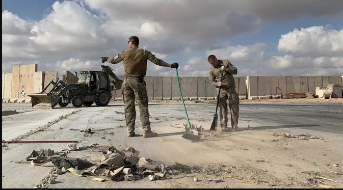 Binh sĩ Mỹ dọn đống đổ nát tại căn cứ không quân quân sự Ain al-Asad ở tỉnh Anbar, miền Tây Iraq. (Nguồn: AFP)