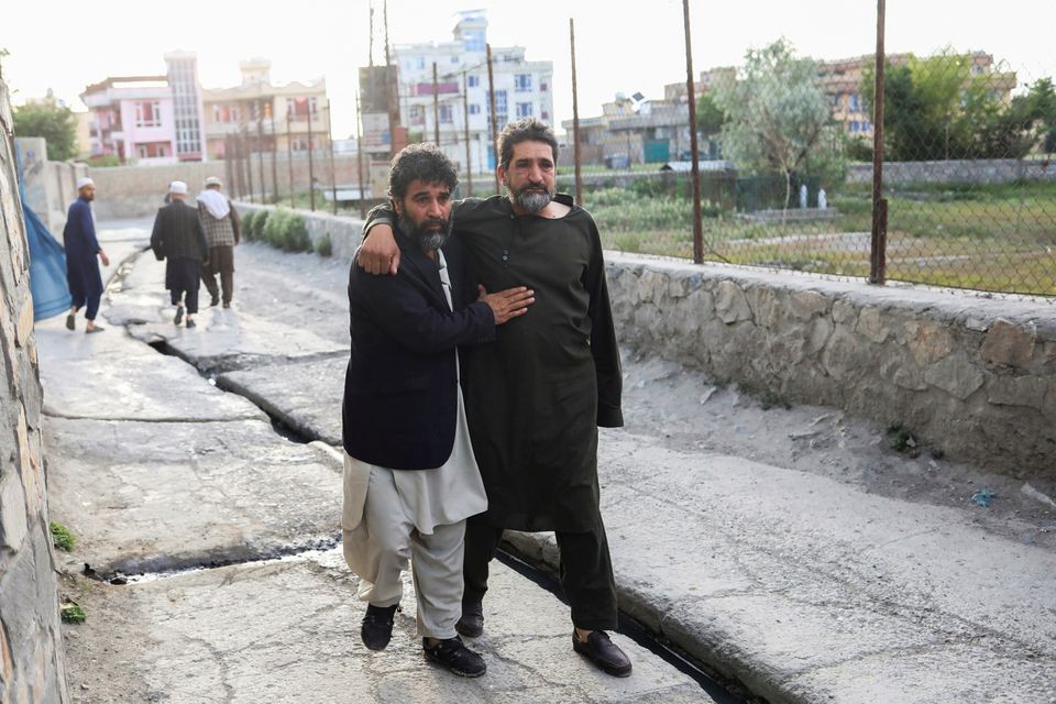 Những người đàn ông Afghanistan chạy khỏi nơi xảy ra vụ nổ tại nhà thờ Hồi giáo Khalifa Sahib ở Kabul, Afghanistan, ngày 29/4. (Nguồn: Reuters)