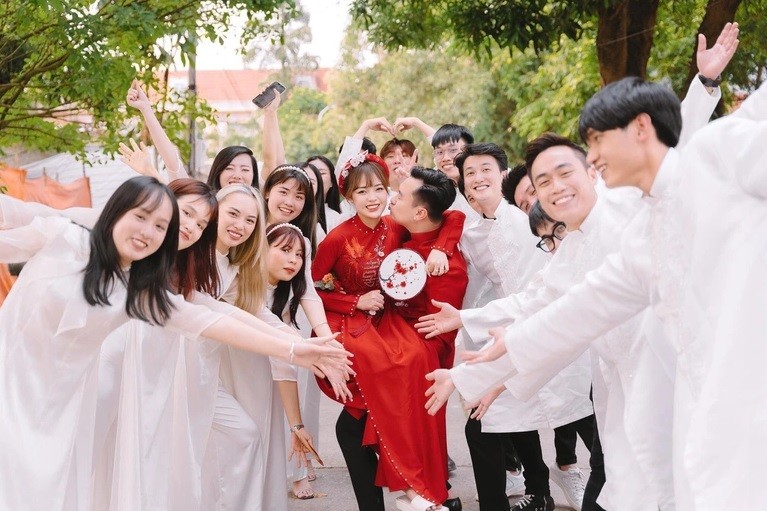 Hé lộ đám cưới nam chính phim Phố trong làng với bạn gái xinh đẹp như hot girl. (Nguồn: DT)