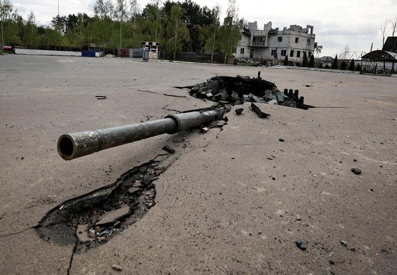 Ảnh ấn tượng tuần (2-8/5): Nga chuẩn bị duyệt binh ở Ukraine, chạy trốn khỏi Mariupol, nhà máy thép hứng bom đạn, bão cát dữ dội tại Iraq