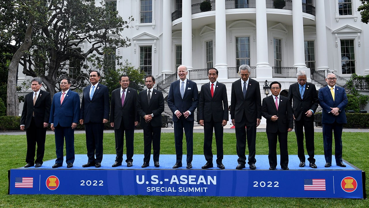 Thủ tướng Chính phủ Phạm Minh Chính (thứ hai từ trái sang) và các lãnh đạo ASEAN chụp ảnh tại Nhà Trắng cùng Tổng thống Mỹ Joe Biden (giữa) hôm 12/5 trong dịp tham dự Hội nghị Cấp cao đặc biệt ASEAN-Hoa Kỳ (từ ngày 12-13/5) tại Washington D.C, Hoa Kỳ. Hội