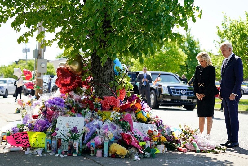 Ngày 17/5, Tổng thống Mỹ Joe Biden và Đệ nhất phu nhân Jill Biden đặt hoa tưởng niệm các nạn nhân của vụ xả súng hàng loạt tại Buffalo, New York. Ông Biden đã gọi vụ xả súng là một hành động khủng bố trong nước, lên án tư tưởng phân biệt chủng tộc của kẻ 