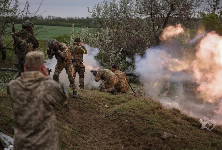 Các binh sĩ thuộc Lực lượng phòng vệ lãnh thổ Ukraine bắn súng phóng lựu chống tăng khi tham gia cuộc tập trận ở vùng Dnipropetrovsk, Ukraine, ngày 14/5. (Nguồn: Reuters)