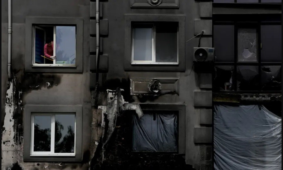 Ảnh ấn tượng tuần (23-29/5): Xung đột Nga-Ukraine, nổ đạn cối ở Donbass, Kiev trưng bày vũ khí bị phá hủy, người Bucha dọn dẹp nhà, Thượng đỉnh Bộ tứ