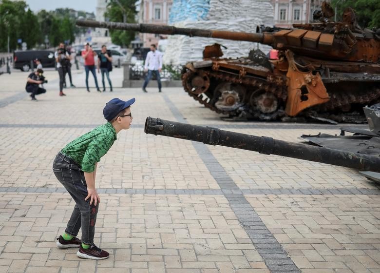 Ảnh ấn tượng tuần (23-29/5): Xung đột Nga-Ukraine, nổ đạn cối ở Donbass, Kiev trưng bày vũ khí bị phá hủy, người Bucha dọn dẹp nhà, Thượng đỉnh Bộ tứ