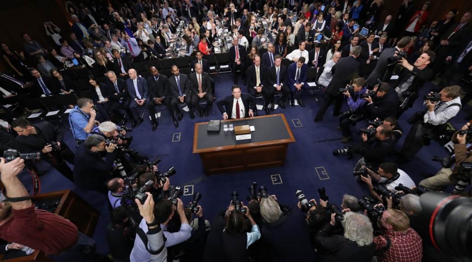 tong thong my tiep tuc chi trich cuu giam doc fbi