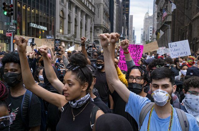Biểu tình ở Mỹ: New York ‘căng hơn dây đàn’ trước giờ giới nghiêm, thêm 3 cựu cảnh sát bị buộc tội bieu tinh o my new york tiep tuc cang nhu day dan truoc gio gioi nghiem them 3 cuu canh sat bi buoc toi