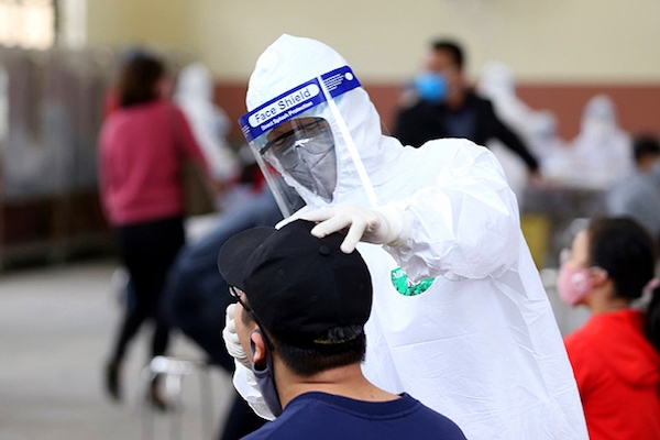 lấy mẫu xét nghiệm Covid-19. (Nguồn: KT&ĐT)