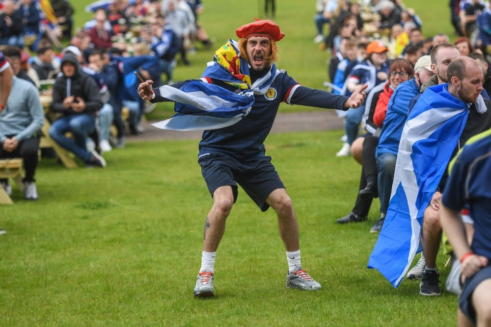 Ảnh ấn tượng tuần 14-20/6: Ông Putin nói về ‘đáy’ quan hệ Nga-Mỹ; ông Biden nổi giận với phóng viên và đổ xô săn kim cương