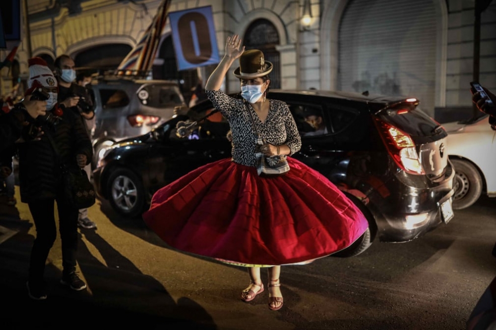 Những người ủng hộ ông Pedro Castillo ăn mừng sau khi ứng cử viên cánh tả giành chiến thắng trong cuộc bầu cử Tổng thống với 50,12% phiếu bầu tại Lima, Peru. (Nguồn: EPA)