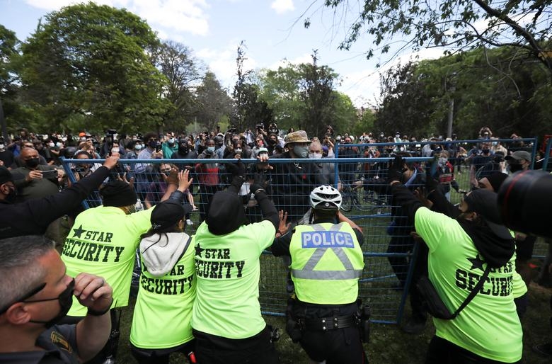 Ảnh ấn tượng tuần 21-27/6: Ông Biden ‘khoe trình’ chụp ảnh selfie; lãnh đạo đối lập Nga Navalny giơ ký hiệu chiến thắng và Taliban nộp súng đạn