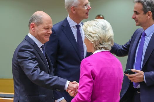 Thủ tướng Đức (đầu tiên bên trái) và các nhà lãnh đạo EU tại Thượng đỉnh EU, ngày 30/5. (Nguồn: AP)
