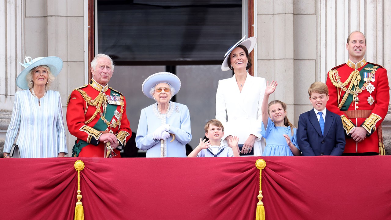 Các thành viên gia đình Hoàng gia Anh theo dõi màn biểu diễn của máy bay phản lực từ ban công Cung điện Buckingham trong cuộc diễu hành Trooping the Colour nhân Đại lễ Bạch kim của Nữ hoàng Elizabeth II ở London, ngày 2/6. (Nguồn: AP)