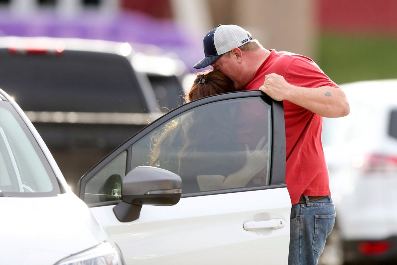Các thành viên trong gia đình ôm nhau khi họ được đoàn tụ sau vụ xả súng tại khuôn viên bệnh viện ở Tulsa, Oklahoma, Mỹ, ngày 1/6. Theo cảnh sát địa phương, ít nhất 4 người đã thiệt mạng trong vụ xả súng, thủ phạm cũng đã bị bắn hạ. (Nguồn: AP)