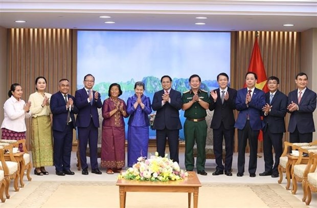 Thủ tướng Phạm Minh Chính và Phó Thủ tướng Campuchia Men Sam An cùng thành viên đoàn hai nước. 