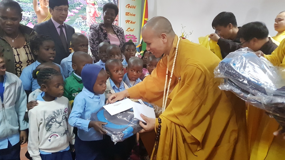 cong dong nguoi viet tai mozambique han hoan to chuc dai le phat dan