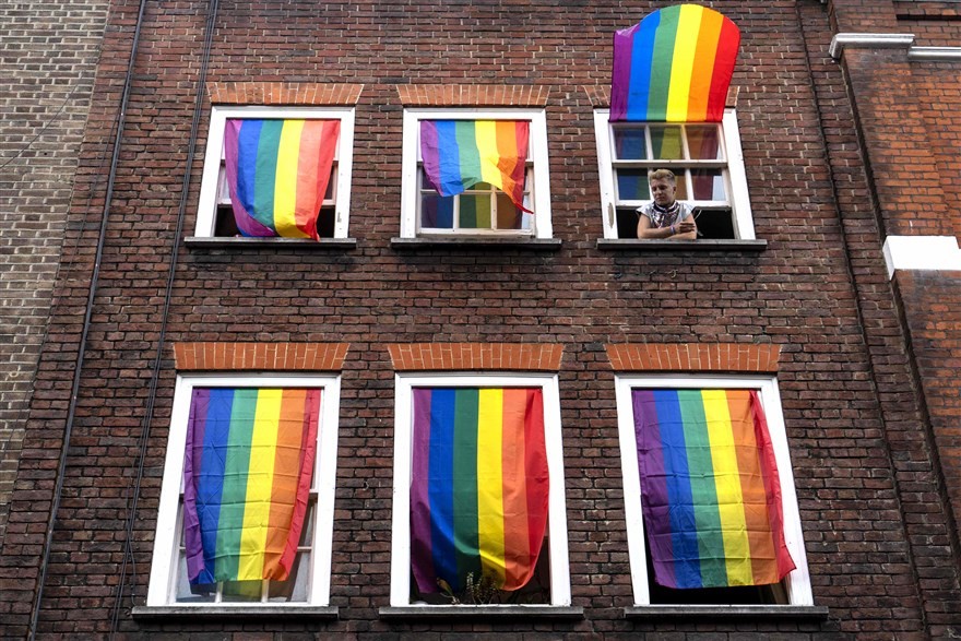 anh an tuong trong tuan 6 137 nu hon ngot ngao giua tam chan dong dat va ba trump duoc duc tuong