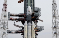 tau vu tru cua an do gui ve buc anh dau tien chup mat trang