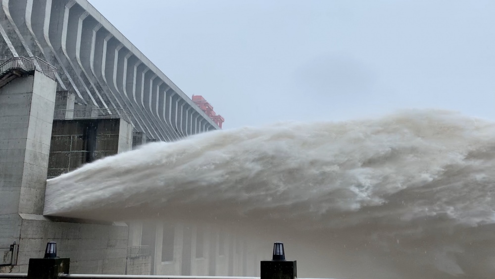 Ảnh ấn tượng tuần (29/6-5/7): Nỗi lo vỡ đập Tam Hiệp, ông Trump ‘làm dáng’ và Covid-19 càn quét thế giới