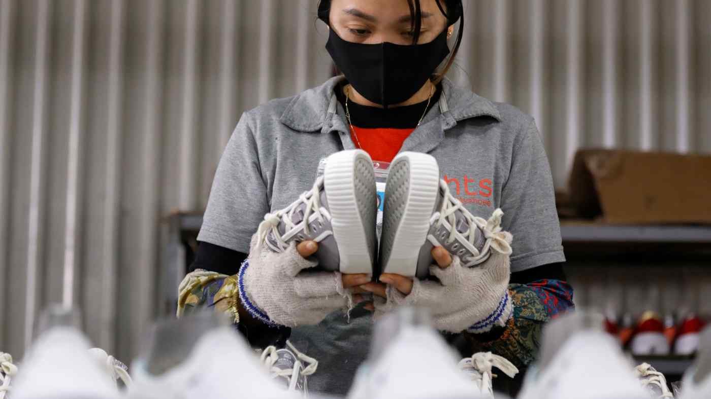 Công nhân một công ty da giày tại Hà Nội đang kiểm tra hàng trước khi đóng gói. (Nguồn: Reuters)