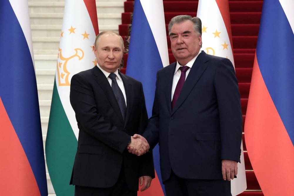 Ảnh ấn tượng tuần (27/6-3/7): Tấn công tên lửa ở Ukraine, Tổng thống Nga công du Tajikistan, Thượng đỉnh G7, NATO, 25 năm ngày Hong Kong về Trung Quốc