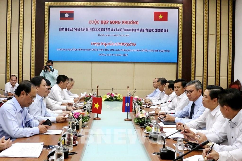 Quang cảnh buổi làm việc giữa Bộ trưởng Bộ Giao thông Vận tải Nguyễn Văn thể và Bộ trưởng Bộ Công chính và Vận tải Lào Viengsavath Siphandone. Ảnh: Quang Toàn/BNEWS/TTXVN