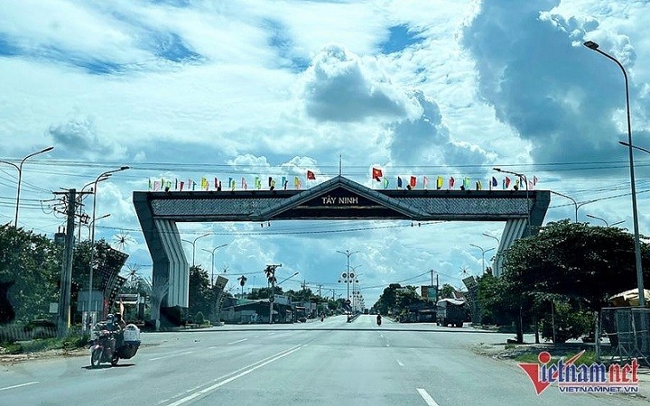 Bất động sản mới nhất: Giá đất trên giấy ‘ăn theo’ cao tốc, nhà phố cho thuê ế dài, cách tính tiền thuê đất theo năm