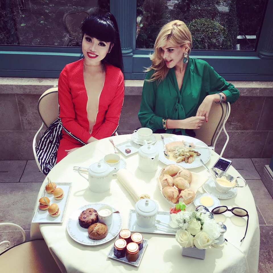 Check-in các nhà hàng sang chảnh Paris với siêu mẫu Việt check in cac nha hang sang chanh paris voi sieu mau viet