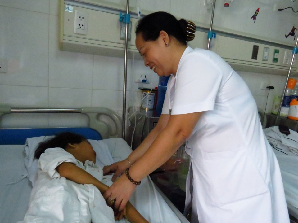 hi huu be gai bi thung thuc quan 2 nam do nuot do choi