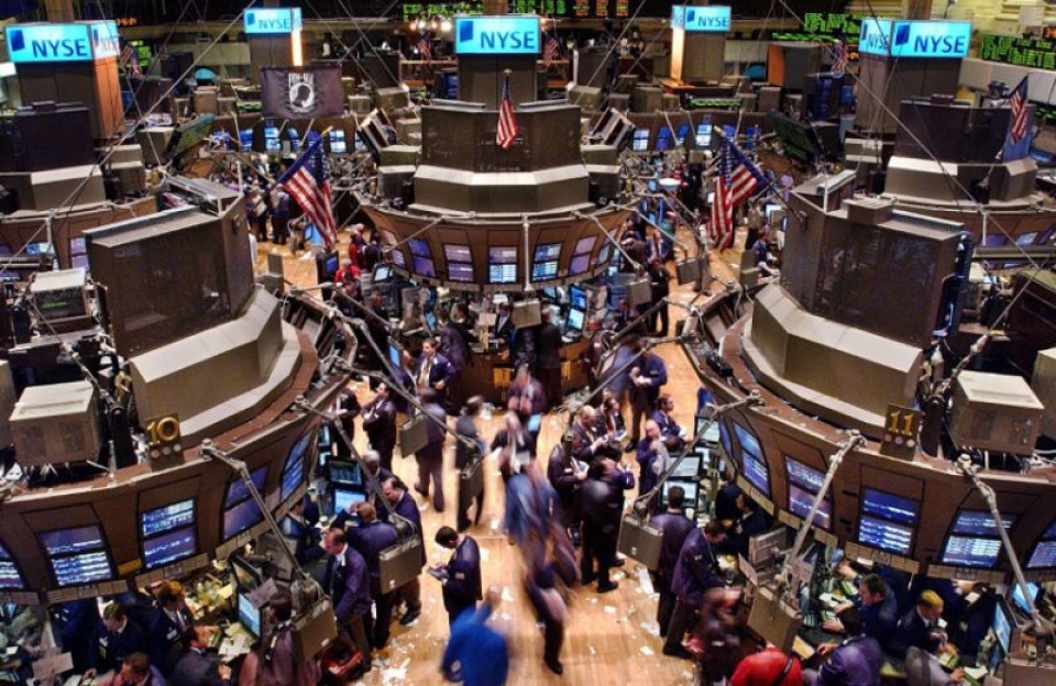 chung khoan khoi dong tuan moi trong am dam