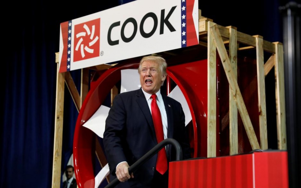 tong thong trump no luc cai cach bo luat thue cua my