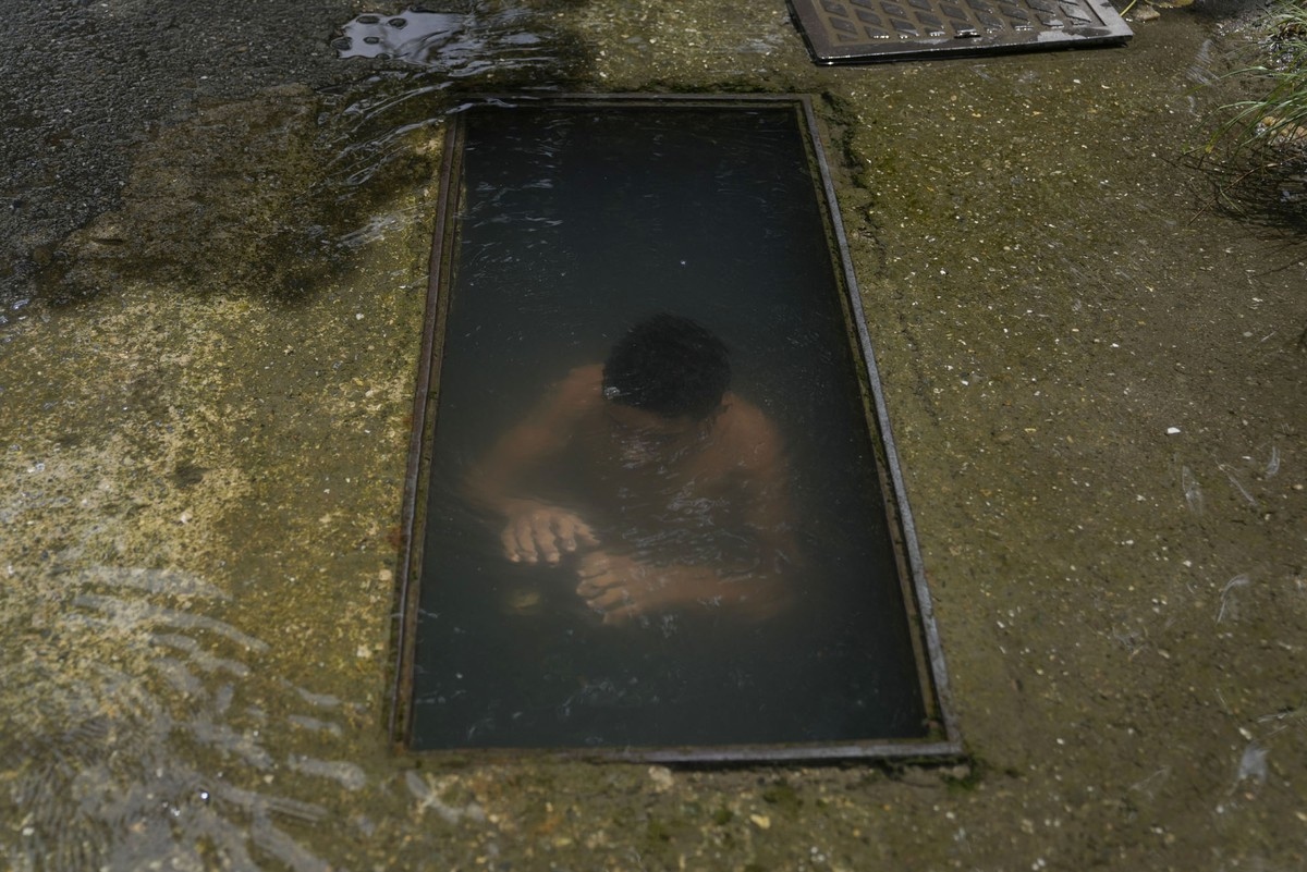 Ảnh ấn tượng tuần 26/7-1/8: Nước mắt vụ bạo loạn Đồi Capitol, Nga khoe sức mạnh máy bay siêu thanh Su-35S và nỗi đau Covid-19 ở Indonesia