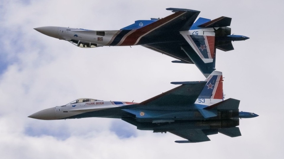 romania sukhoi su35 cua nga chan may bay ba lan tren bien den
