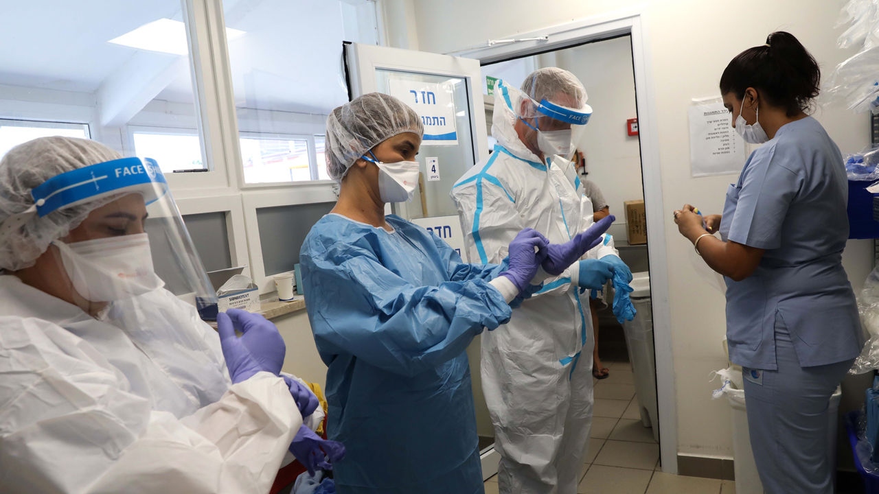 Nhân viên y tế tại một bệnh viện điều trị bệnh nhân Covid-19 ở Ashkelon, Israel, tháng 8/2021. (Nguồn: Getty)