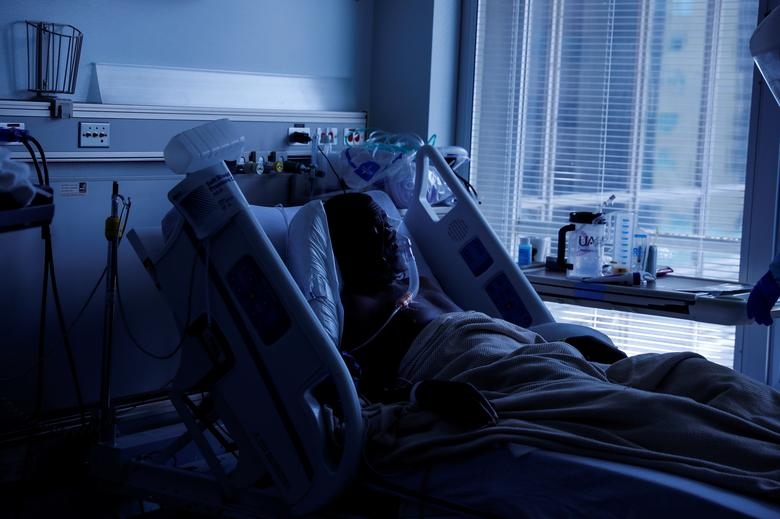 Bệnh nhân mắc Covid-19 Boris Bryant nằm trong phòng cách ly tại khu điều trị ở Đại học Arkansas ở Little Rock, Arkansas, Mỹ, ngày 16/8. Số ca tử vong do Covid-19 ở Mỹ đã đạt mức cao nhất trong 5 tháng qua. Trước sự lây lan nghiêm trọng của biến thể Delta của virus SARS-CoV-2, chính quyền các địa phương ở khắp miền Nam nước Mỹ đã yêu cầu người dân đeo khẩu trang khi tới các nơi công cộng. (Nguồn: Reuters) Bệnh nhân mắc Covid-19 Boris Bryant nằm trong phòng cách ly tại khu điều trị ở Đại học Arkansas ở Little Rock, Arkansas, Mỹ, ngày 16/8. Số ca tử vong do Covid-19 ở Mỹ đã đạt mức cao nhất trong 5 tháng qua. Trước sự lây lan nghiêm trọng của biến thể Delta