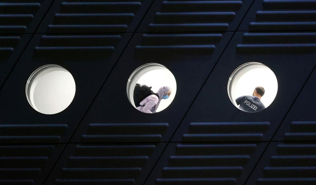 Ảnh ấn tượng tuần 23-29/8: Philippines vật lộn với Covid-19; bom đạn, nước mắt, ‘thành trì’ Panjshir và mải miết trốn chạy khỏi Afghanistan