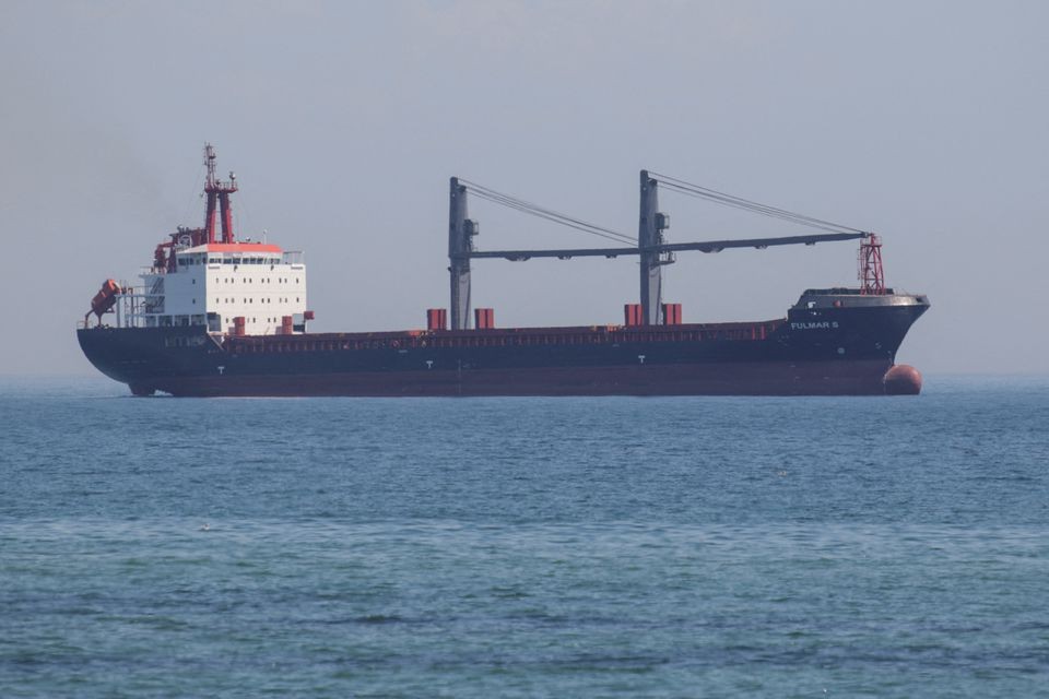Tàu chở ngũ cốc xuất khẩu của Ukraine nhộn nhịp rời cảng ở Biển Đen. (Nguồn: Reuters)